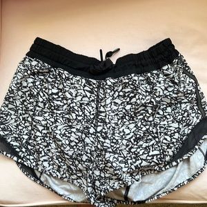 Lululemon low-rise hotty shorts